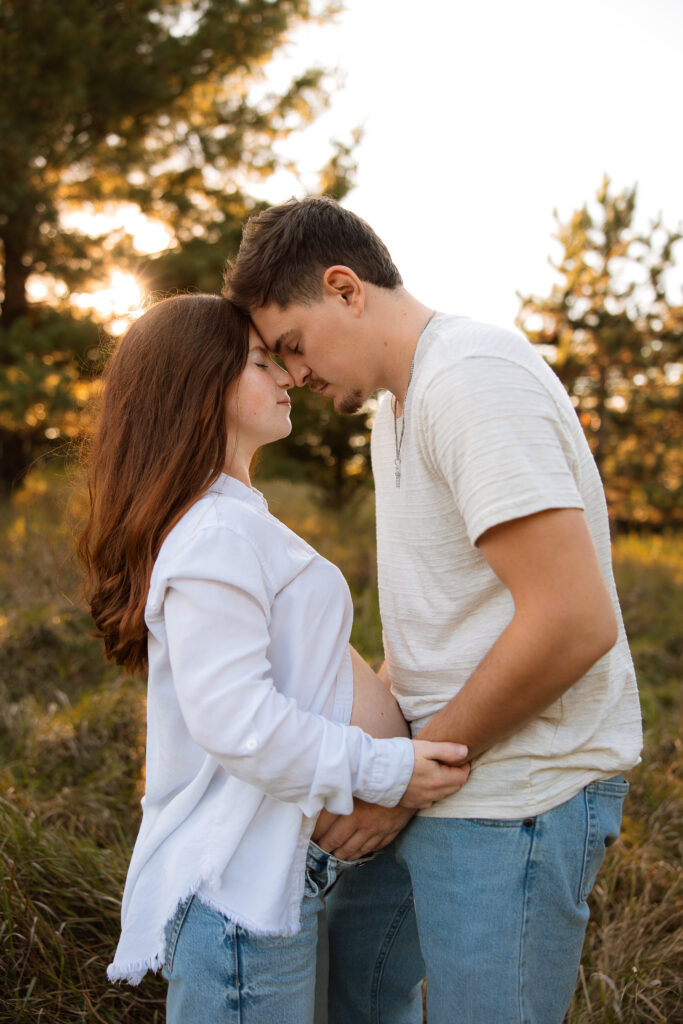 maternity photo shoot mom and dad leaning into each other maternity photo shoot in delafield wisconsin